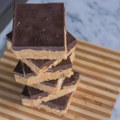 Recept dana: Čokoladne kocke sa kikiriki maslacem