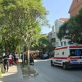 (Foto) Muškarac preti da će skočiti sa zgrade u Novom Sadu: Na terenu Hitna i vatrogasci, on sedi i ne komunicira