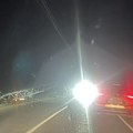 Automobilom oborio banderu kod mesta Voganj Zatvoren put ka Sremskoj Mitrovici, policija blokirala saobraćaj (foto)