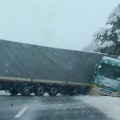 Šleper proklizao i preprečio put, odroni i oboreno drveće: Sneg izazvao haos na putevima širom Srbije, AMSS upozorava da se…