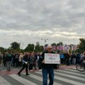 Novi Sad: Nekoliko hiljada okupljenih u „Maršu slobode“ do železničke stanice, na sedam raskrisnica – sedam važnih tema…