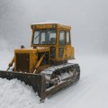 (Видео) Грталица остала заглављена у снегу, слетела са пута пуног снега на путу код Осечине