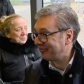 "Ovo ću češće da: Radim!" Vučić se vozio gradskim prevozom u Nišu: "Autobuis je čist, krenuo na vreme..." (video)