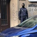 Opsadno stanje u Zagrebu! Policija ispred stana saborske poslanice da je zaštiti od ustaša! Sa krova zgrade polivali…