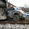 Kada voz naleti, vremena nema - slušalice, žurba i provlačenje ispod rampe najčešći uzroci nesreća