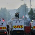 Druga noć nereda: Vodeni topovi i zapaljena vozila na ulicama Belfasta