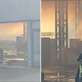 Vatra napravila haos u magacinu kurirske službe: Prvi snimci sa lica mesta, gusti dim prekrio Novi Sad