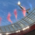 Čisto ludilo ili neverovatan manevar? Pogledajte ovaj dramatični prelet aviona iznad stadiona (video)