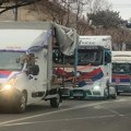 Praznične čestitke kamiondžija i bajkera, paketići za mališane u Prokuplju (VIDEO)