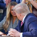 (Video) "Oni ne mogu da se podnesu!" Tramp pokušao da poljubi Melaniju, a njen potez pokrenuo lavinu komentara: "Vežbaju za…