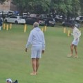 Neobično zagrevanje Novaka i Tijafoa pred njihov meč: Bosonogi Đoković s naočarima za sunce igrao fudbal