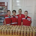 Svakog petka, volonteri Crvenog krsta Zrenjanin uz tople obroke uručuju i namirnice za vikend! Zrenjanin - Crveni krst
