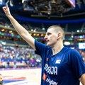 Hit snimak - Nikola Jokić u transu na cecinom nastupu! U ruci alkohol, a pogodila ga ova pesma!