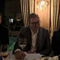 "Dajte vina, hoću lom" Vučić zapevao u kafani: "Neka živi prijateljstvo između Crne Gore, Severne Makedonije i Srbije"…
