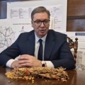 Sat od Zemana za jakova Predsednik Vučič svoj poklon daruje prvoj bebi rođenoj na KIM u 2024. (video)