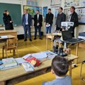 Tri đaka u celoj školi na Jabuci – predsednik opštine daruje školi televizor iz svoje kancelarije