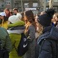 Studenti ispred Srpskog lekarskog društva zapevali portiru: „Gde nađoše baš danas“