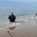 Mladić šetao plažom, pa upao u živi pesak: Jedva su ga izvukli, ali to nije razlog njegove sreće