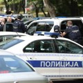 Policija upala u ulaz u Rakovici, izveli muškarca koji se sekao na terasi u Rakovici! Odvezla ga Hitna