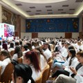 Uručenja ugovora o radu diplomcima medicinskih fakulteta i škola, prisustvuje Vučić