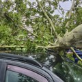 Oluja obara bandere, drveće, u Žarkovu zapaljena trafo stanica, neki delovi Beograda bez struje