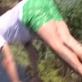 ''Je l' ovaj čovek normalan?'' Obučen Kristijan Golubović skočio u reku sa mosta, narod gleda i krsti se (video)