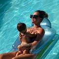 (Foto) Milica Veličković na dušeku na bazenu: Ćerka Barbara joj leži na grudima: Evo kako uživaju majka i naslednica