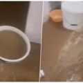 Lavorom kupe vodu, pa lopatom izbacuju, stvari plivaju po kući: Jutro posle potopa u Kragujevcu stanarima ove ulice donelo…