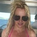 Britni Spirs u novoj epizodi piši-briši: Objavila snimak s jahte u kom skida bikini, pa otkrila da je doživela nezgodu (foto)…