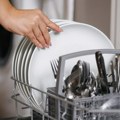 Mašina za sudove ili ručno pranje – šta stvarno štedi vodu, struju i novac