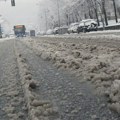 Отежани услови вожње због снежних падавина, очекује се појачан саобраћај поподне
