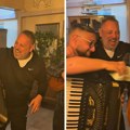 Harmonika zatrpana evrima, biznismen ne žali "cigle" para! Snimak Branka Babića zapalio mreže: "Ovaj osmeh..."