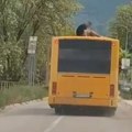 Стравична сцена код Пријепоља: Дечак се вози на крову аутобуса, попео се кроз шибер на возило у покрету (видео)