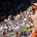 Đoković pokvario francusku žurku i plasirao se u treće kolo: Novak razbijao Rojea, pa ga slomio posle neočekivane drame