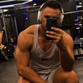 Pevač važi za jednog od najzgodnijih na estradi: Na njemu sve puca od mišića, a nije na dijeti: "To mi je teško" (foto)