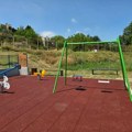 Novo dečje igralište u Mesnoj zajednici 21. oktobar, nastavljena rekonstrukcija sportskih terena (FOTO)