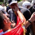Albanac izašao iz zatvora kleknuo ispred policajaca, pa im poljubio ruke: Ljudi gledaju snimak i ne veruju