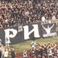 Igrači Partizana posle ubedljive pobede otrčali kod Grobara i zapevali dobro poznatu pesmu