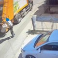 Blački komunalci sa smećem melju i kante?