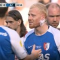 (VIDEO) „Preživeo“ kopačku u glavu, pa oteo PSV trofej Superkupa!