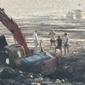 Mašine angažovane da zatrpaju rupu na “Tikvari” propale u pesak (FOTO i VIDEO)