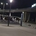 Novi snimak opšte tuče navijača na aerodromu u Zagrebu: Jedan trpeo teške udarce, ostali bežali preko parkinga
