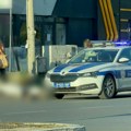 Potresne slike sa mesta nesreće na Karaburmi: Telo prekriveno čaršavom, sve vrvi od policije, prizor je užasan