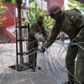 Kfor uklanja bodljikavu žicu u Zvečanu Sa Srbima nema problema, krivi su Kurtijevi specijalci! (video)