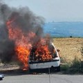 Izgoreo automobil u okolini Kragujevca: Vodite računa visoke temperature nose veliki rizik.