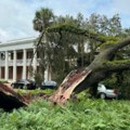 Uragan oborio stogodišnji Hrast na vilu DeSantisa Porodica guvernera Floride za malo izbegla nesreću