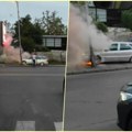 Strašan prizor kod pančevačkog mosta: Vatra guta vozilo nasred ulice, vatrogasci se bore sa plamenom! Saobraćaj u zastoju…