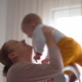 Vučić objavio dirljivi snimak Marija u naručju drži bebu, priča kroz šta je sve prošla! "ovo je za našu decu"