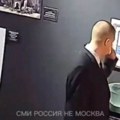 Čuvar izložbe krenuo da jede umetničko delo, pa dao sumanut razlog: Neverovatan snimak kruži društvenim mrežama