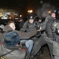 Upadaju i nasilno odvode ljude koji protestuju zbog smrti Navaljnog: Pogledajte brutalnost Putinove policije u 2 snimka…